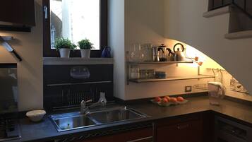 Kühlschrank, Mikrowelle, Ofen, Herdplatte