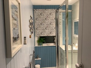 Shower, hair dryer, towels, soap - The Garden Flat - within easy walking distance of centre of Crieff (Crieff, Perthshire)