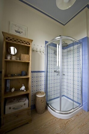 Shower, hair dryer, bidet, towels