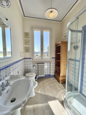 Dusche, Haartrockner, Bidet, Handtücher