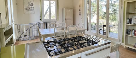Frigorífico, horno, placa de cocina y lavavajillas