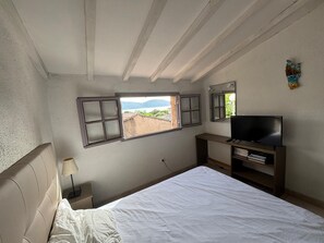 1 chambre, fer et planche à repasser, lit parapluie