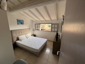 1 dormitorio, tabla de planchar con plancha, cuna de viaje