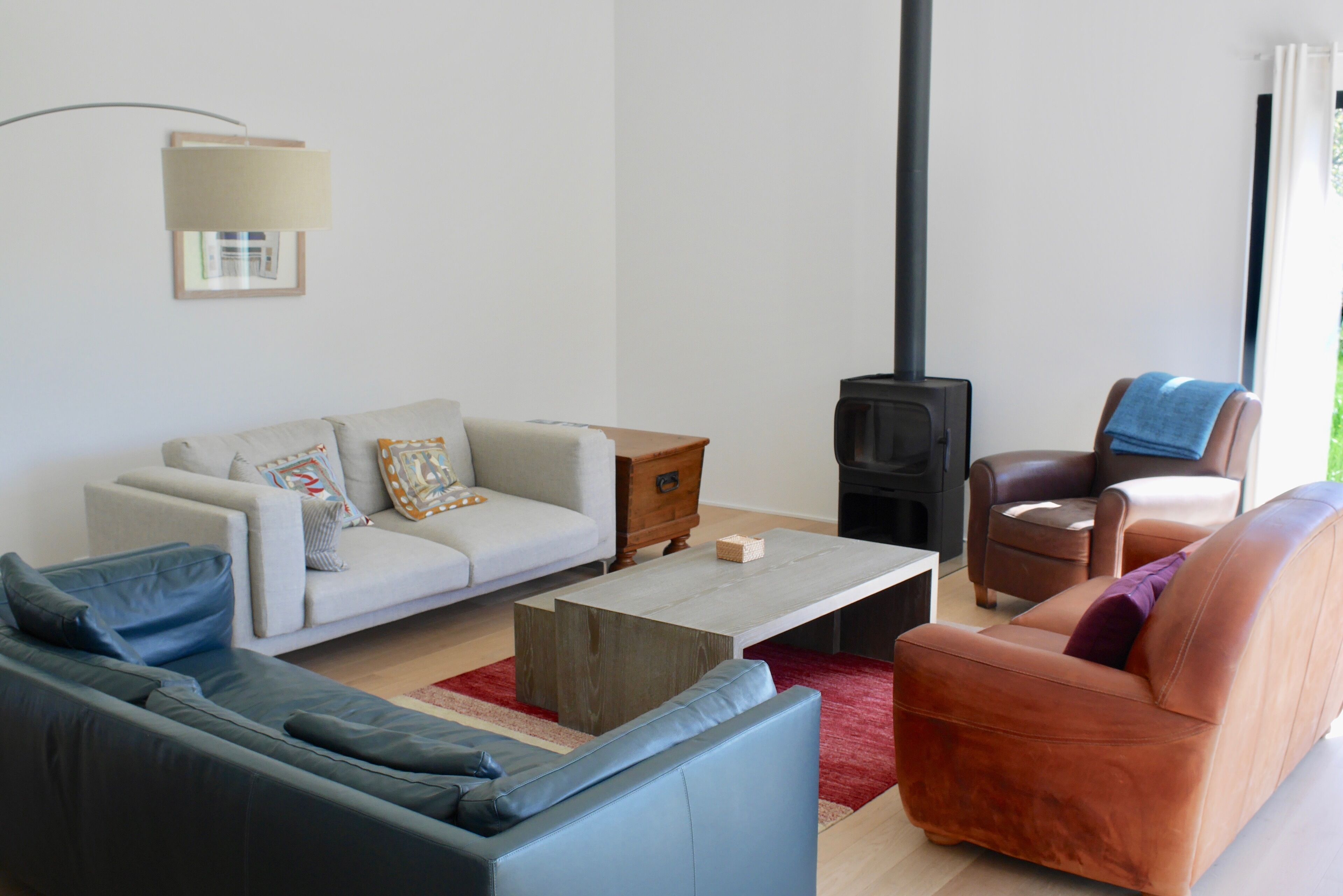 Tv, eldstad, ett bordtennisbord och böcker