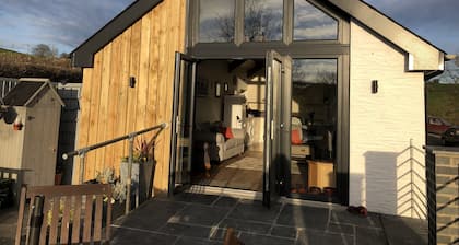 Itsepalvelomajoitusta mökki asetettu maaseudulle lähellä Carmarthenshire