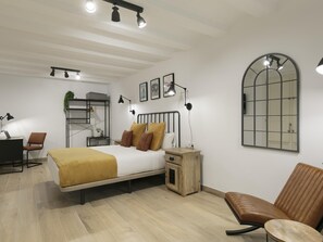 2 bedrooms, iron/ironing board, internet, bed sheets