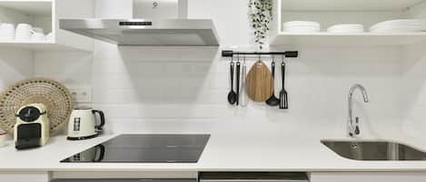 Kylskåp, mikrovågsugn, ugn och diskmaskin