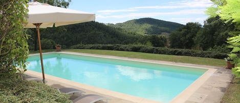 Piscina all'aperto, una piscina riscaldata