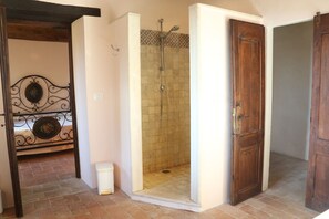 Combined shower/tub, hair dryer, bidet, towels