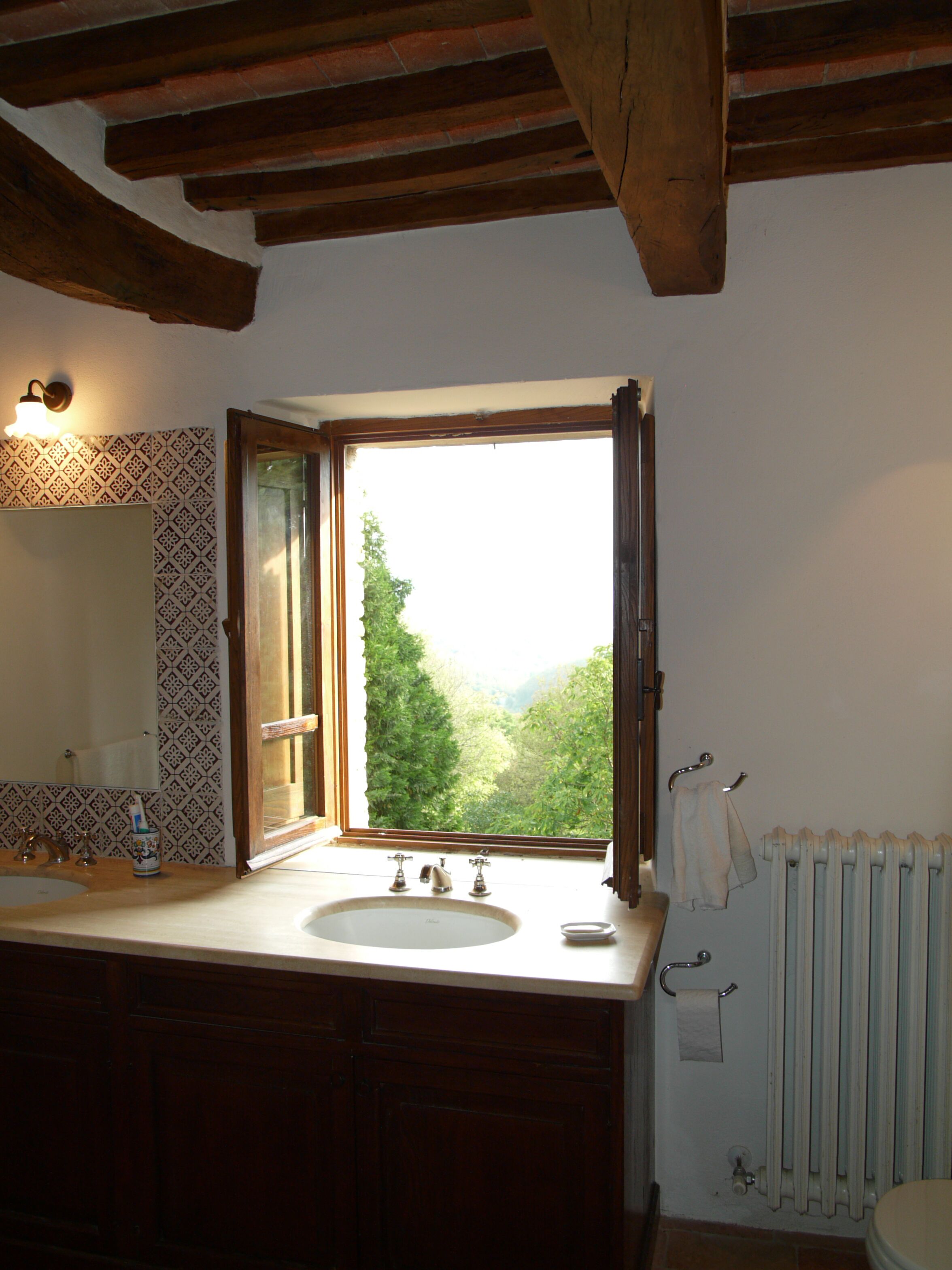 Combined shower/bathtub, hair dryer, bidet, towels