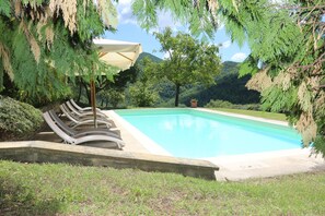 Una piscina al aire libre, una piscina climatizada