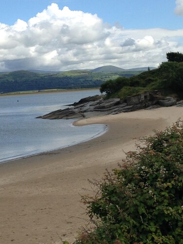 Mökki Colwyn-joen rannalla, omalla jaetulla patioalueella
