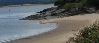 Cottage On The Banks Of The River Colwyn With Private Split Level Patio Area