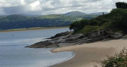 Mökki Colwyn-joen rannalla, omalla jaetulla patioalueella