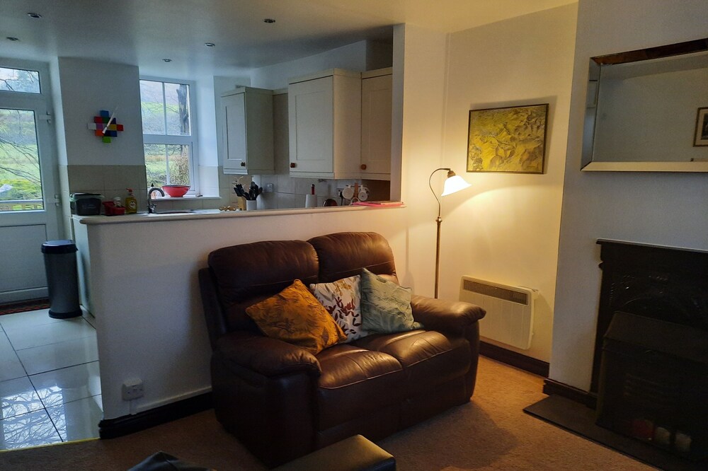 Cottage On The Banks Of The River Colwyn With Private Split Level Patio Area