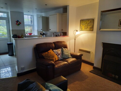 Cottage am Ufer des Flusses Colwyn mit privatem Patio auf 2 Ebenen