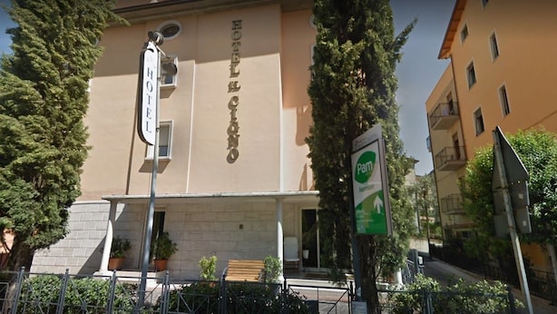 A hotel with a sign reading "HOTEL CIANO" and a "Pam Superette" sign nearby. - Hotel il Cigno (Perugia)