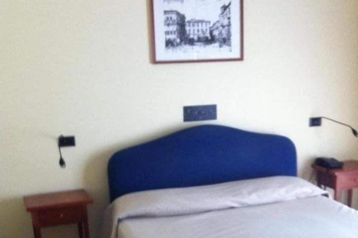 Een kluis op de kamer, een bureau, gratis wifi, beddengoed