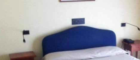 Zimmersafe, Schreibtisch, kostenloses WLAN, Bettwäsche