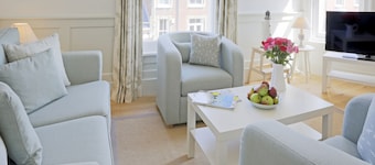 The Lighthouse - luxury hotel style, central apartment with fantastic sea views
