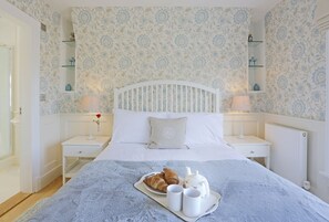2 bedrooms, desk, iron/ironing board, travel cot - The Lighthouse - luxury hotel style, central apartment with fantastic sea views (Southwold)