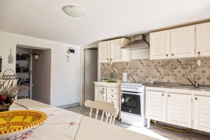 Frigorifero, forno, piano cottura, macchina per tè/caffè