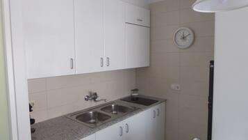 Frigorífic, microones, placa de cuina i cafetera i tetera