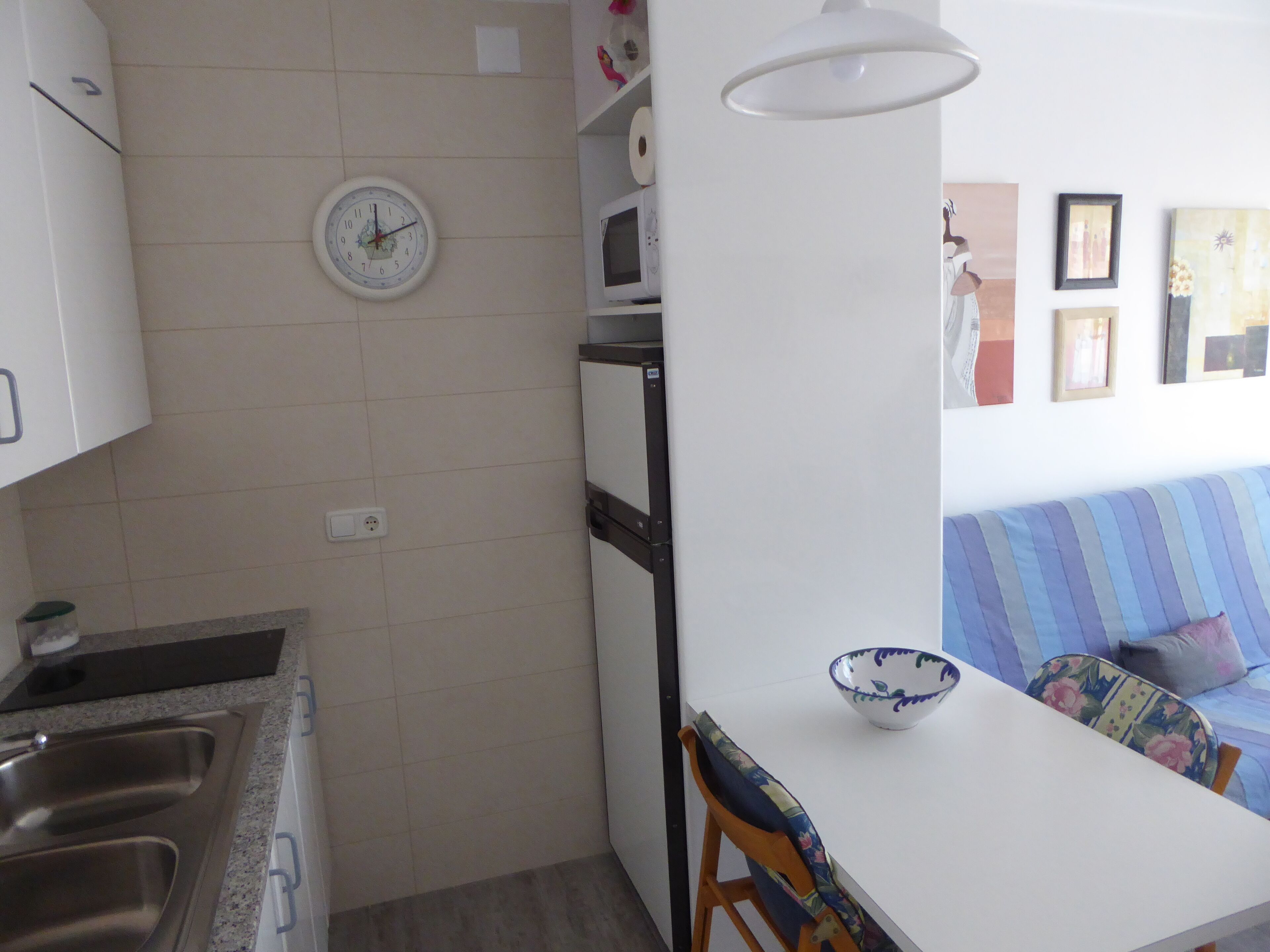 Frigorífic, microones, placa de cuina i cafetera i tetera 