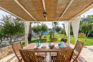 屋外ダイニングエリア