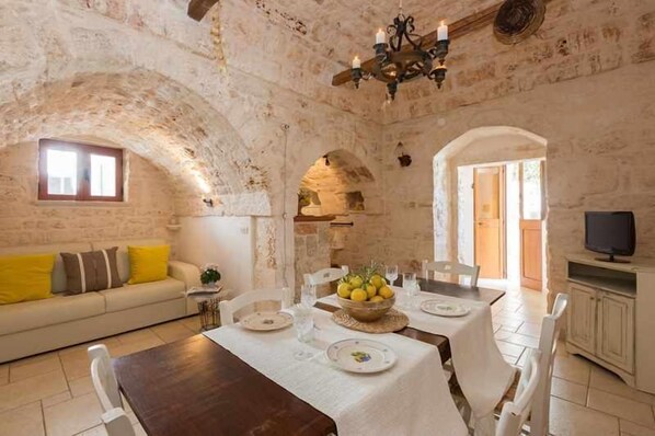 Dining - Trullo with private pool - garden games - outdoor kitchen - wood-burning oven (San Michele Salentino)
