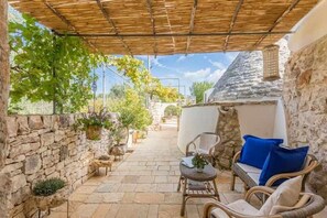 Terrace/patio - Trullo with private pool - garden games - outdoor kitchen - wood-burning oven (San Michele Salentino)