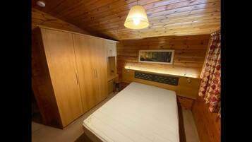 2 bedrooms, iron/ironing board, free WiFi