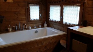 淋浴/盆浴组合、吹风机、毛巾、卫生纸