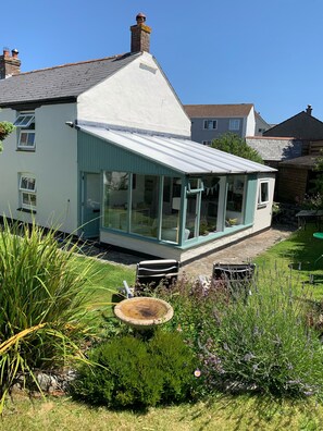 Terrace/patio - Beautiful Family Friendly Cottage - Village Centre with Private Enclosed Garden (St Keverne)