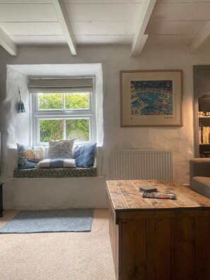 Smart-TV, Kamin, Bücher, Musikbibliothek