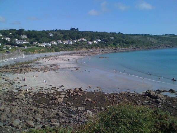 Beach nearby, sun loungers - Beautiful Family Friendly Cottage - Village Centre with Private Enclosed Garden (St Keverne)