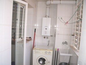 Een bad/douchecombinatie, een haardroger, een bidet, handdoeken