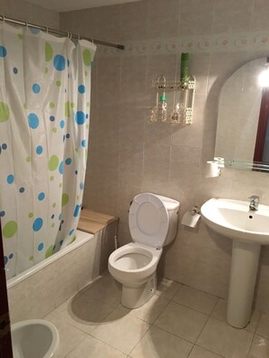 Ensemble douche/baignoire, sèche-cheveux, bidet, serviettes fournies