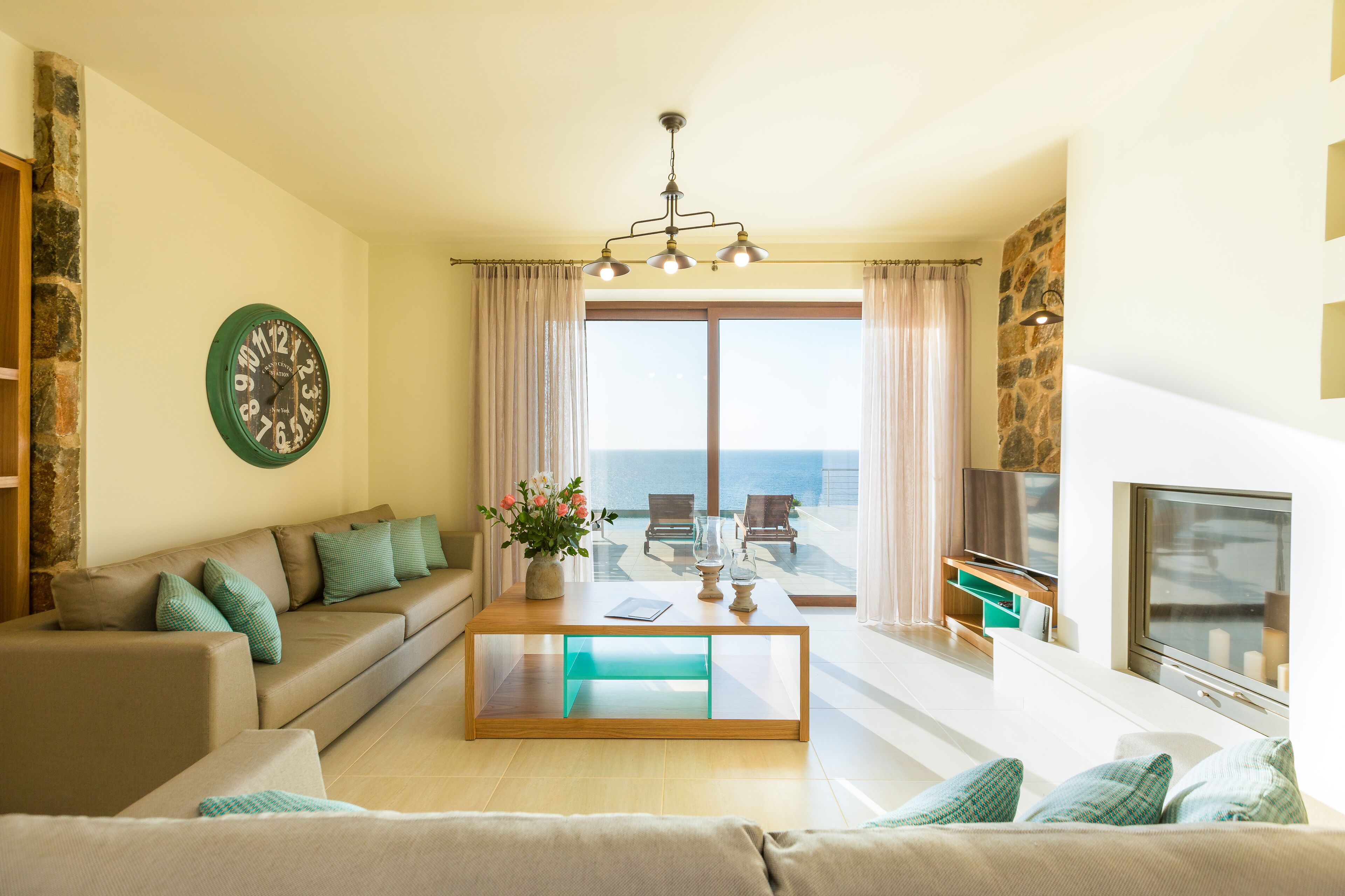 TV connectée, cheminée, lecteur de DVD