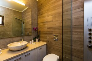 Shower, hair dryer, towels, soap - Luxury and Elegance in unspoiled nature with breathtaking sunsets (Kissamos)