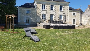 A large stone building with a garden and outdoor seating area. - Domaine de La Retardière ****, heated swimming pool (Sepmes)