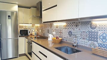 Refrigerador, microondas, horno y parrilla de estufa