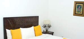 Minibar, in-room safe, desk, blackout drapes - Hotel Illiyin (Dakar)