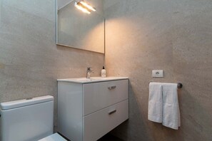 Shower, hair dryer, towels - Parque Santiago II - 2 Bed (Playa de Las Americas)