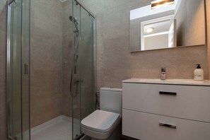 Een douche, een haardroger, handdoeken