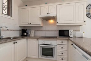 Een koelkast, een microgolfoven, een oven, een broodrooster