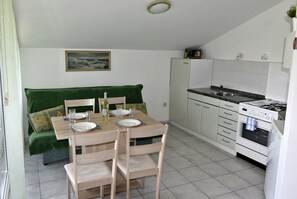 Réfrigérateur, micro-ondes, plaque de cuisson, bouilloire électrique