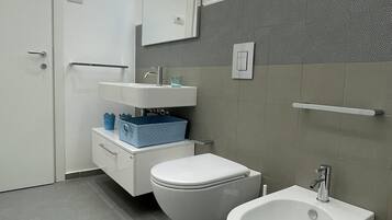 Dusche, Haartrockner, Bidet, Handtücher