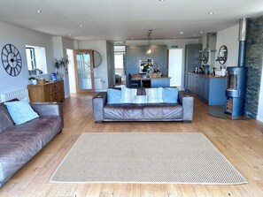 Smart TV, fireplace, video games, DVD player - Family Home | Walk to Beach | Sea Views | Beach & Surf | (Widemouth Bay)