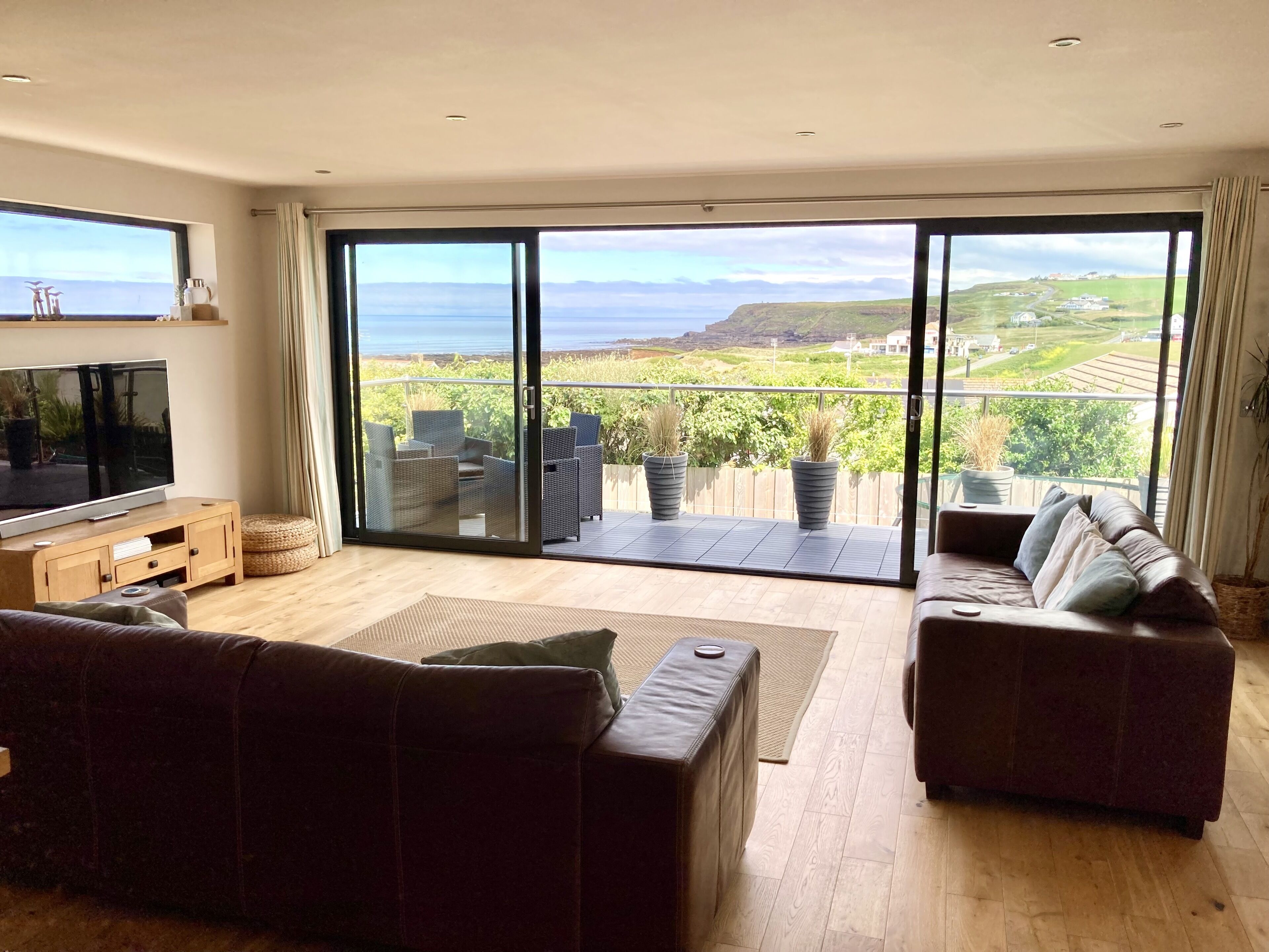 Téléviseur connecté, foyer, jeux vidéo, lecteur de DVD